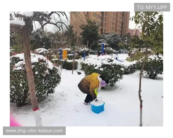 下大雪比赛不暂停，球员铲雪找球，下雪踢球视频